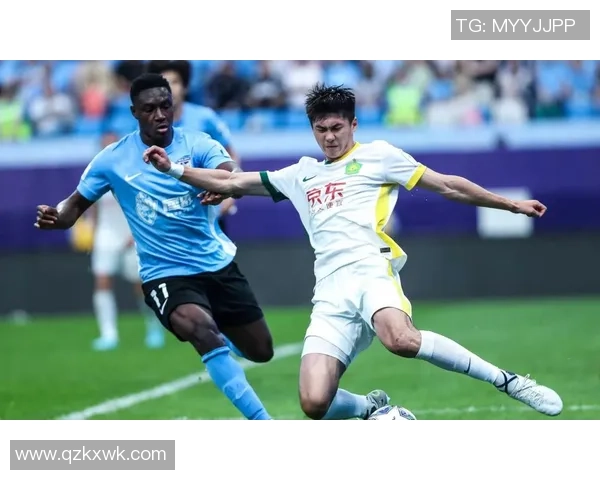 足球巨星射门直击横梁错失破门良机引球迷热议